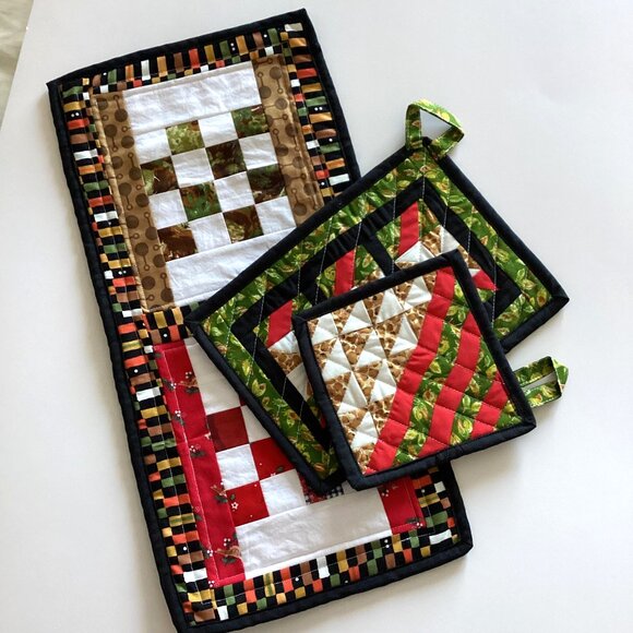 1 Small Table Topper Reversable 2 Pot Holders Christmas Festive Kitchen Linens - Picture 1 of 6